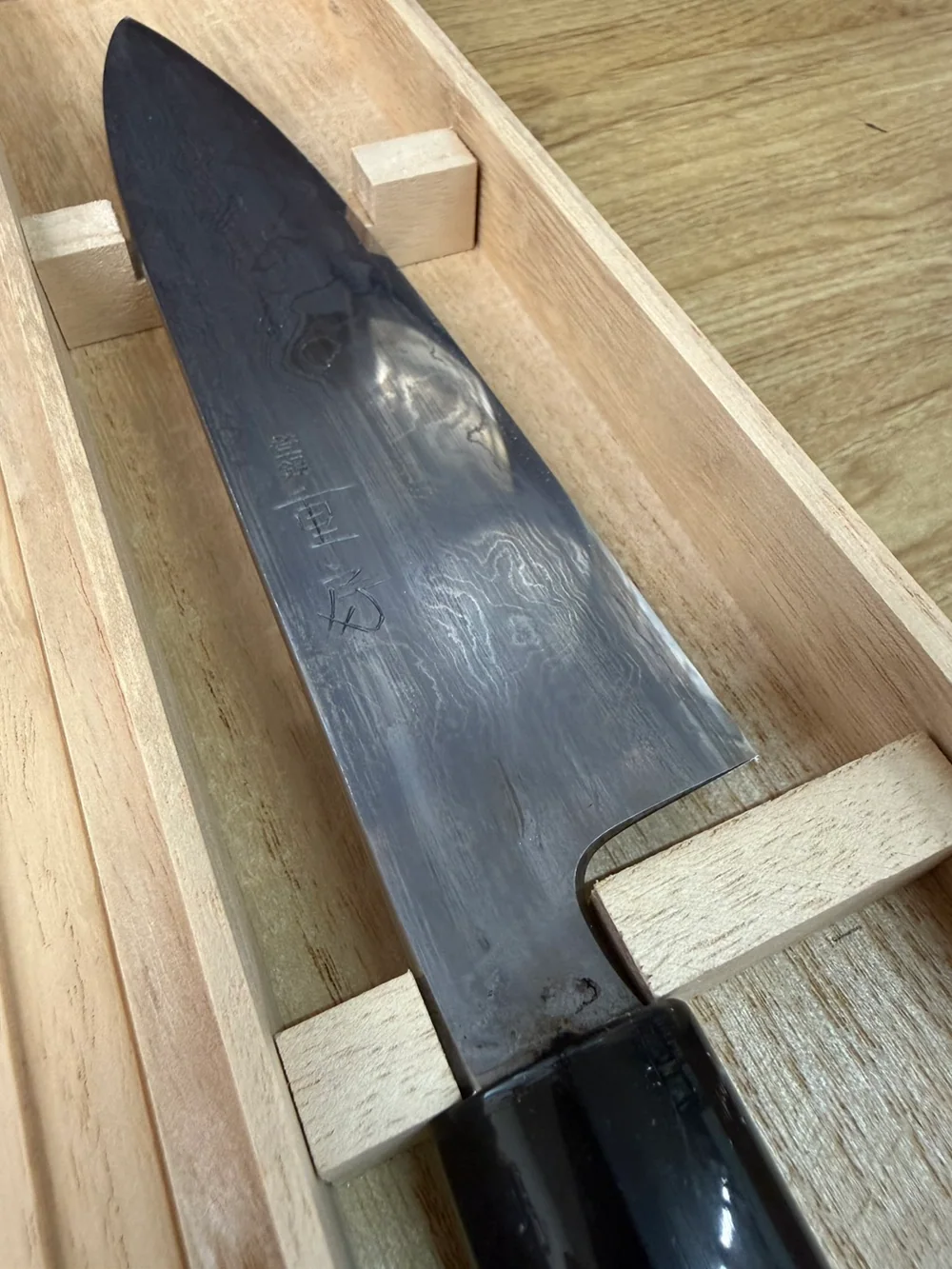 木箱に収められた重房包丁の刃