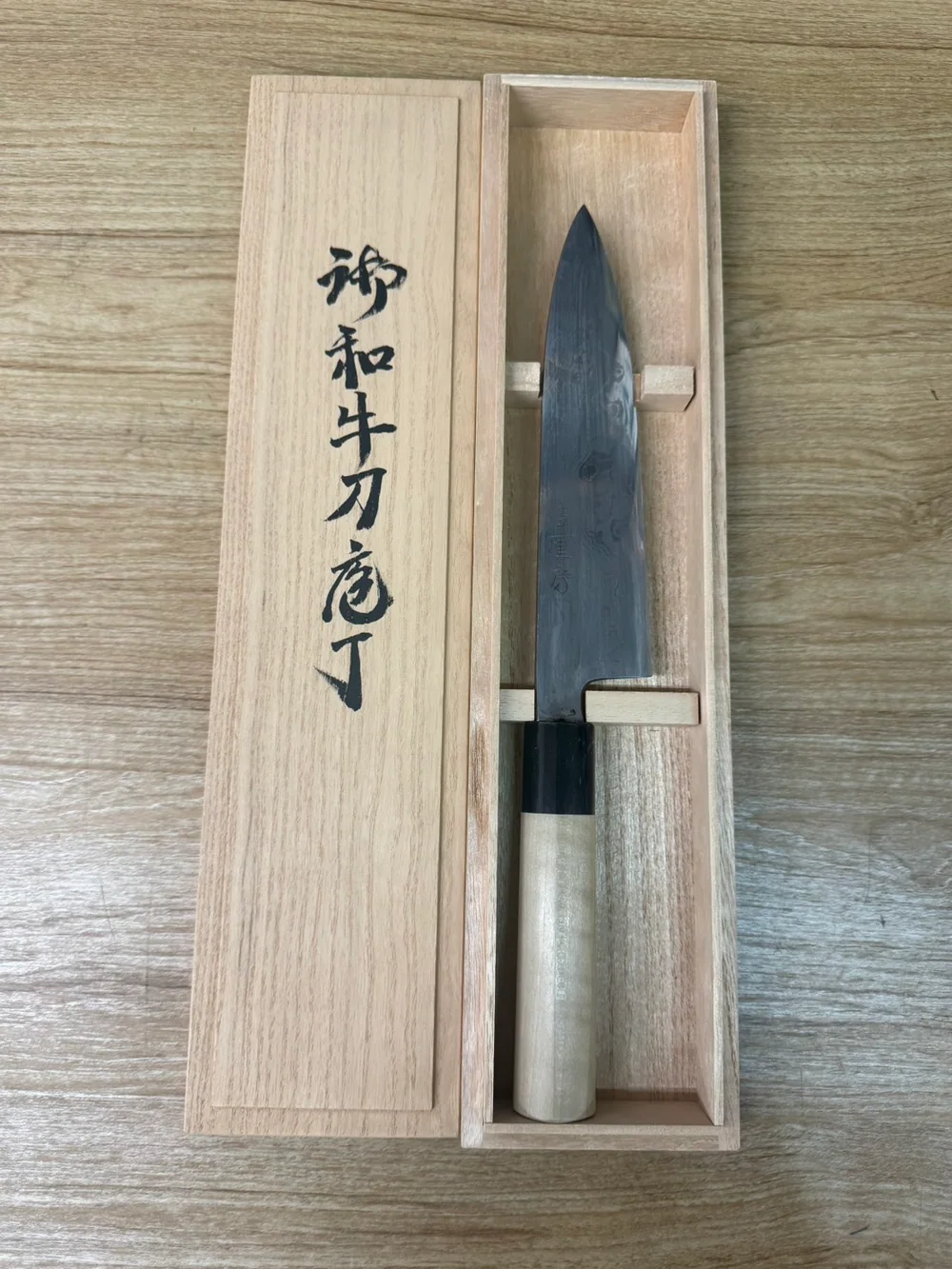 木箱に収められた重房包丁